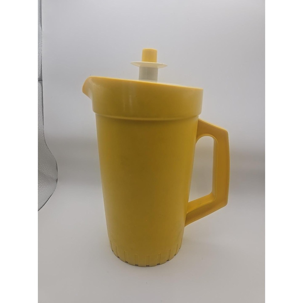 VTG Tupperware 1.5 Quart Yellow Pitcher‎ w/ Push Button Lid #874-14
